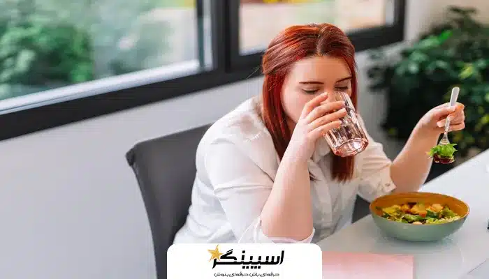 عوارض نوشیدن آب همراه غذا از دید طب سنتی