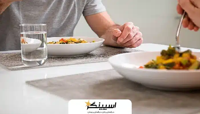 چرا نوشیدن آب همراه غذا اشتباه است؟